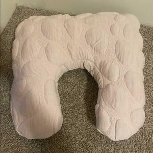 Nook niche nursing pillow